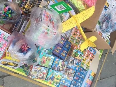 恩施教师携子地摊初体验 一月玩具生意回本微赚，方知商海艰辛